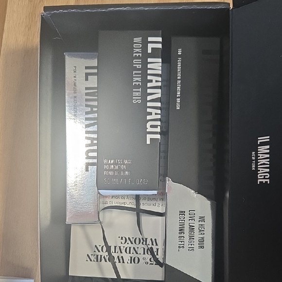 IL MAKIAGE Makeup Collection in Black and White